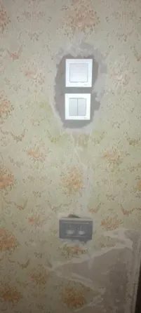 Переключатели на стене с обоями