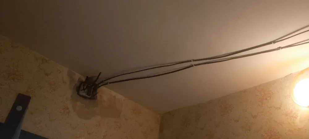 Электропроводка на потолке с источником света