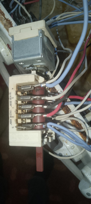 Электрическая панель с проводами