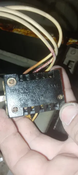 Электрическая деталь в руке