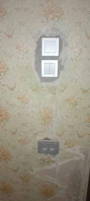 Переключатели на стене с обоями