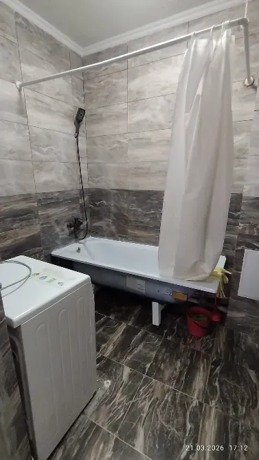 Ванная комната с ванной и стиральной машиной