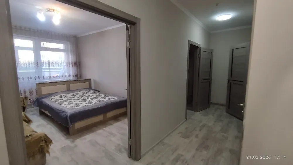 Коридор с дверями и спальней на заднем плане