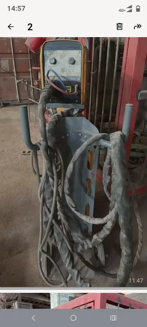 Крепеж для сварочного аппарата с кабелями