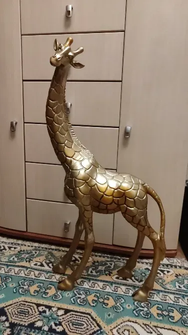 Золотая статуэтка жирафа