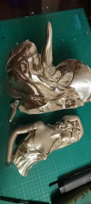 Поврежденная статуэтка женщины