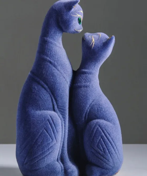 Фигурки кошек, сидящих вместе