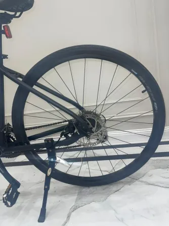 Велосипед на фоне леса, освещенный солнечными лучами