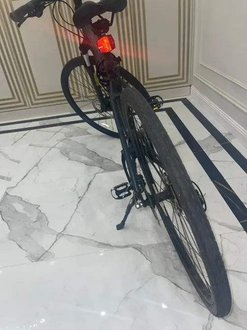 Вид на заднюю часть велосипеда с освещением