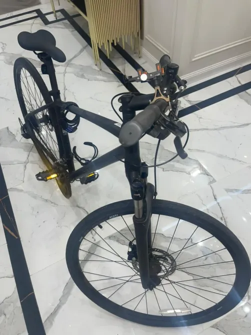 Современный городской велосипед на мраморном полу