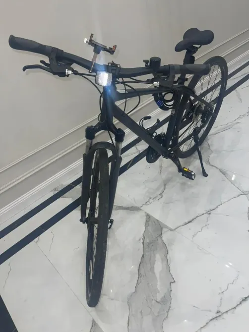 Вид на велосипед с высоты, расположенный на мраморном полу