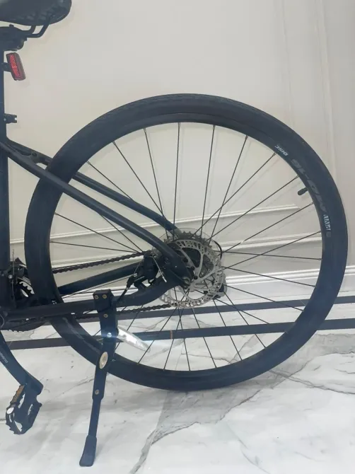 Задний вид на колесо велосипеда на мраморной поверхности