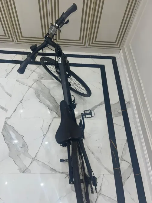 Общий вид на велосипед сверху, на мраморной поверхности