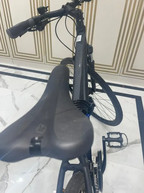 Вид на велик сверху, с фокусом на седле и педалях