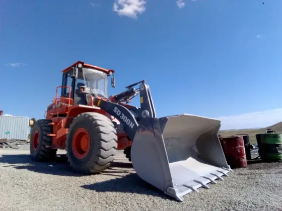 Экскаватор-погрузчик на строительной площадке под ясным небом