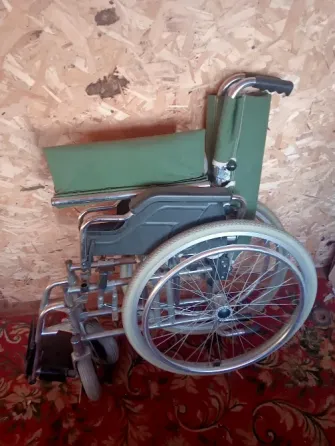 Инвалидтық арбашалар ағаш фонда