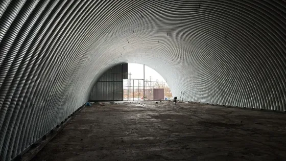 Интерьер металлического ангара с закругленной крышей