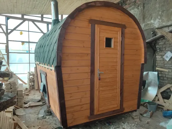 Массажная баня с деревянной наружной отделкой и крышей в форме арки
