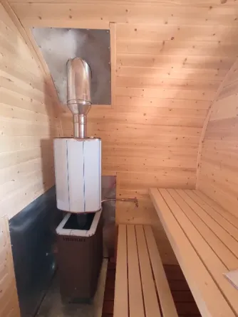 Массажная баня с деревянной наружной отделкой и крышей в форме арки