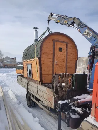 Массажная баня с деревянной наружной отделкой и крышей в форме арки