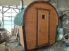 Ағаштан жасалған сыртқы әрлеуі бар массаждық баня және арка тәрізді шатыр