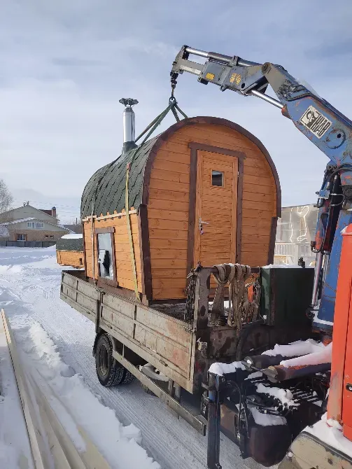 Баня, поднимаемая краном с грузовика в зимний период
