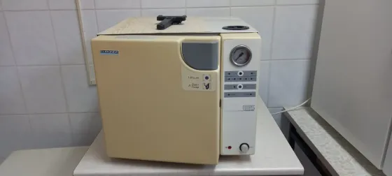 здание с вывеской учреждения, вход с лестницей