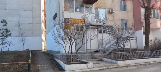 здание с вывеской учреждения, вход с лестницей