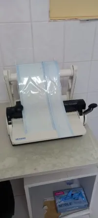 здание с вывеской учреждения, вход с лестницей