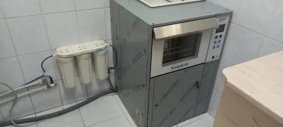 здание с вывеской учреждения, вход с лестницей