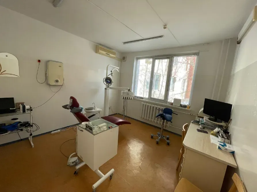 стоматологический кабинет с инструментами и окнами