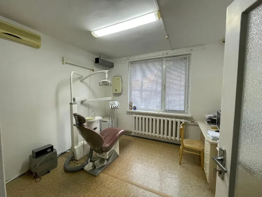 стоматологический кабинет с инструментами и кроватью