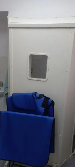 дверь с окошком и синими креслами рядом