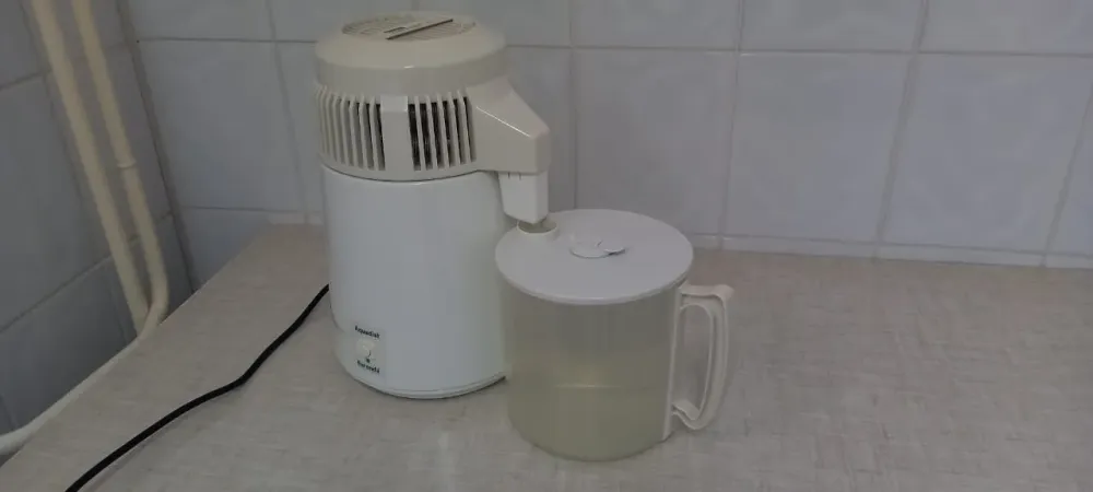 электрический чайник с кружкой на столе