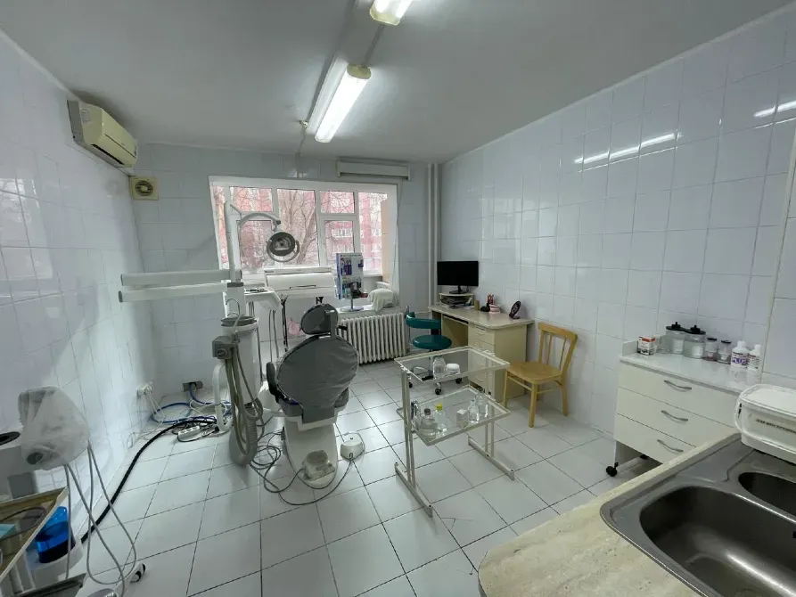 кабинет с лечащим столом и окнами