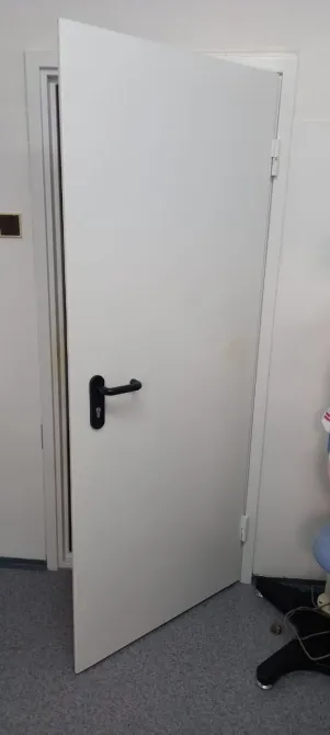 открытая белая дверь в помещении