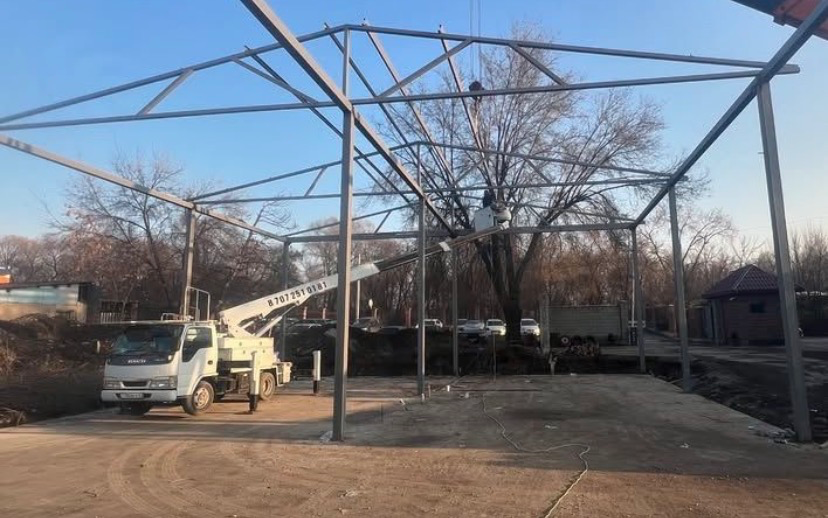 Грузовой автомобиль с подъемной установкой на строительной площадке