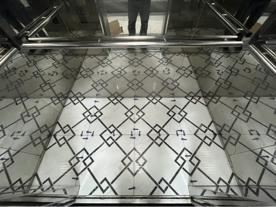 Полированный пол лифта с геометрическим узором