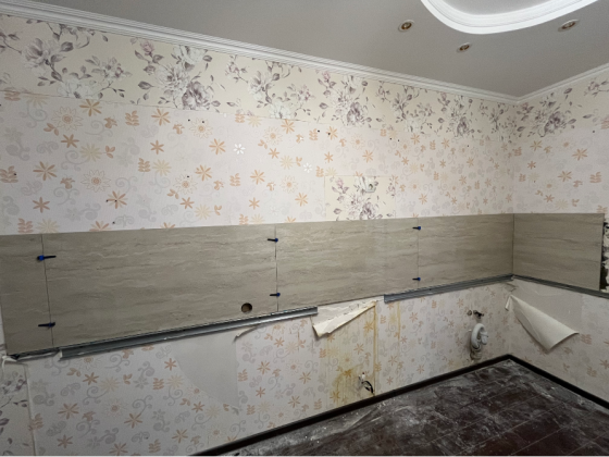 Полированный пол лифта с геометрическим узором