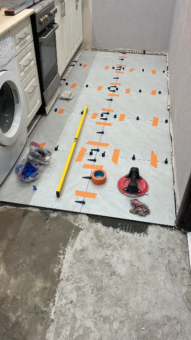 Черновой пол в кухне с укладкой плитки и разметкой