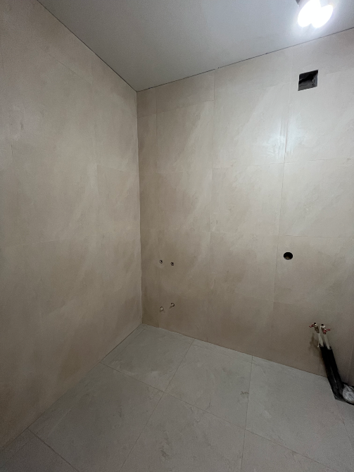 Пустая комната с оформлением стен и полом без плитки