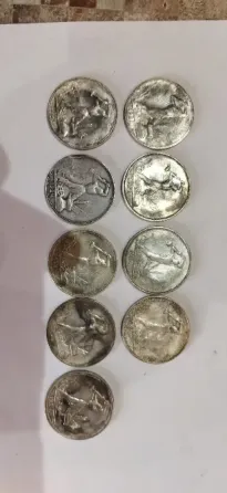 Монеты на фотографии, размещенные в ряд