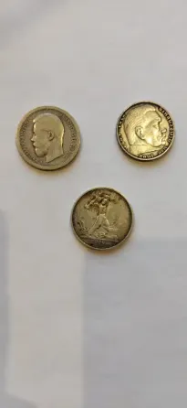 Монеты на фотографии, размещенные в ряд