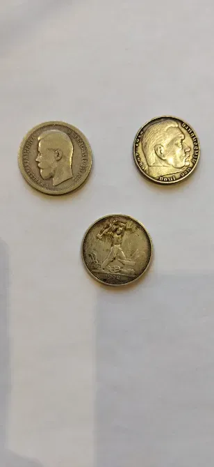 Три серебряные монеты с изображениями исторических лиц и символов