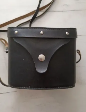 Чёрная сумка с металлическими заклепками