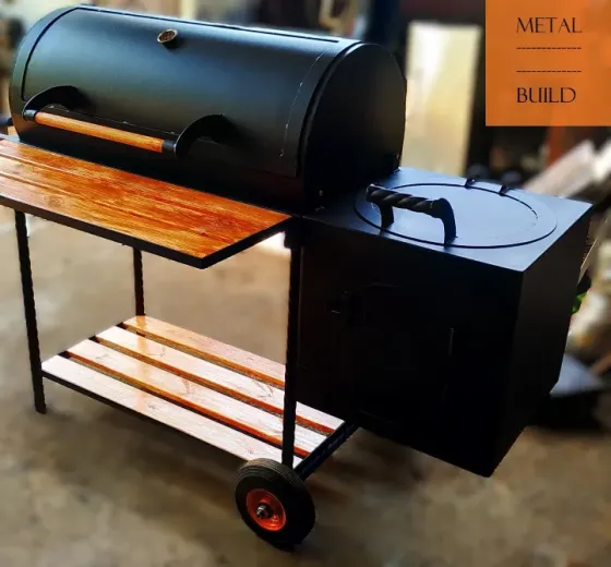 Качественный металлический гриль с деревянной столешницей и рядом полок для удобства использования