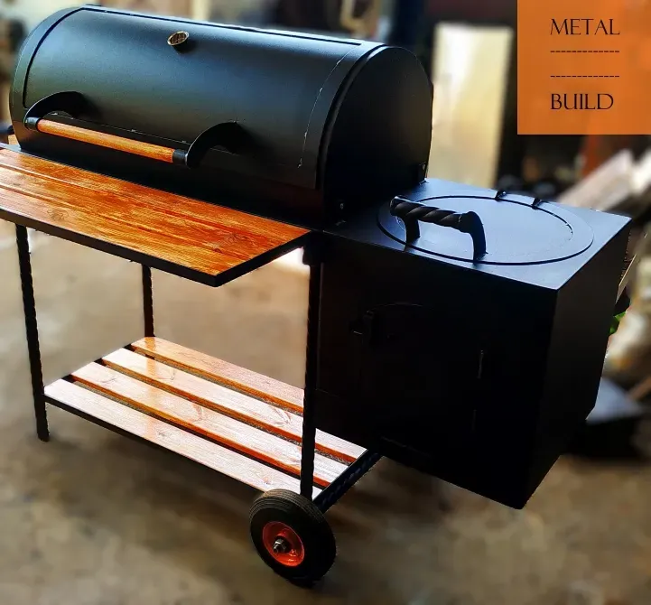 Качественный металлический гриль с деревянной столешницей и рядом полок для удобства использования