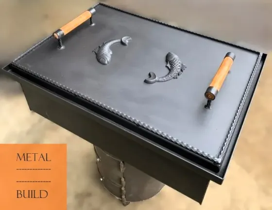 Металлическая чаша для барбекю с деревянными ручками и декоративными элементами в виде рыб