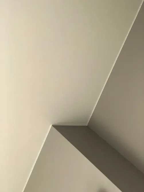 Натяжной потолок с угловыми переплетениями