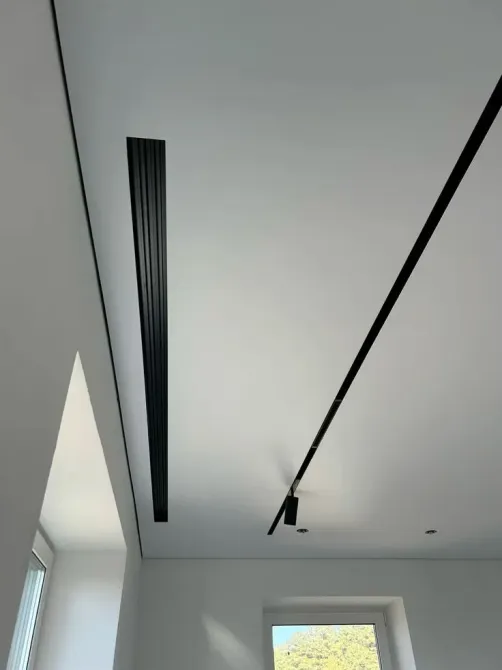 Потолок с черной LED подсветкой и стильным дизайном